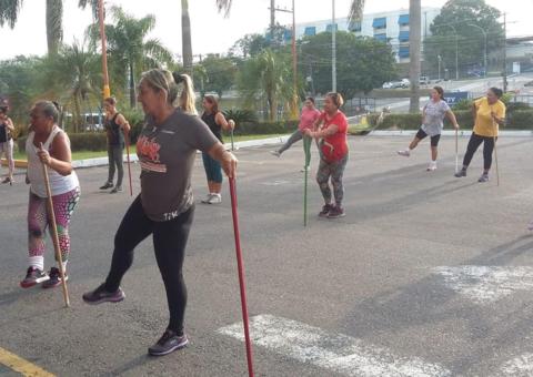 Supermercado de Manaus promove ‘esquenta’ de Carnaval com aula de ritmos brasileiros