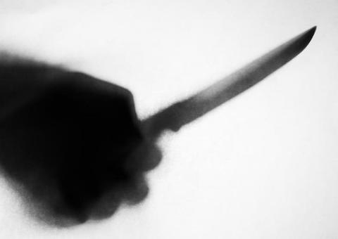 Mulher é esfaqueada e agredida por acordar marido para procurar emprego