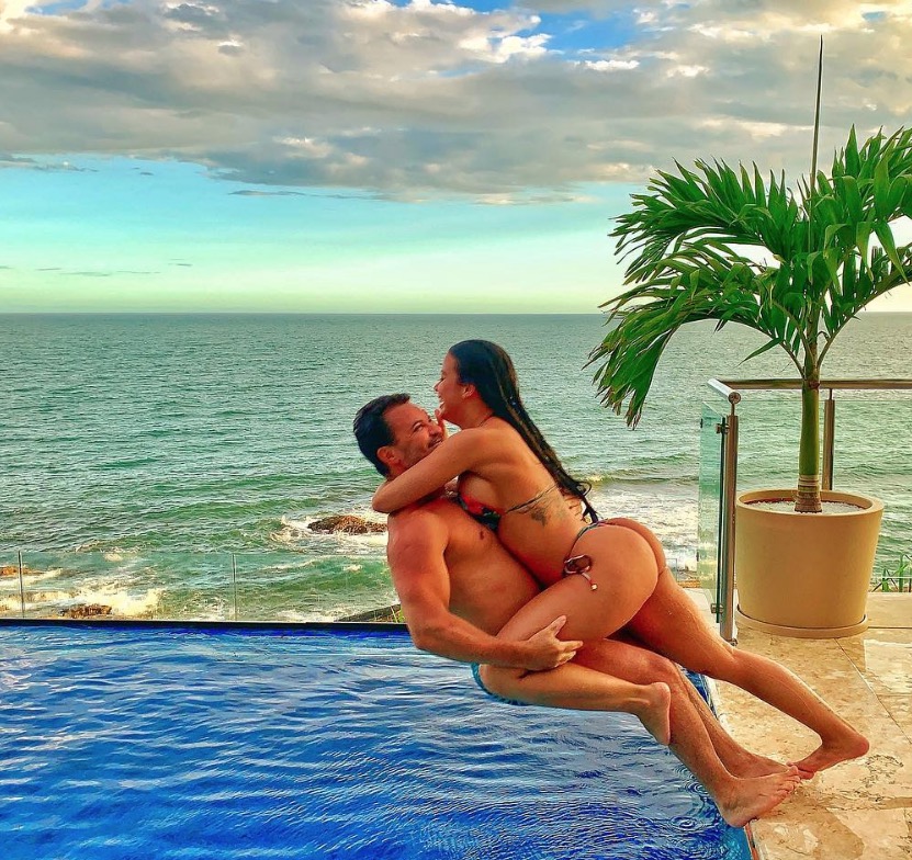  Eduardo Costa posta foto picante de noiva 'montada' de fio-dental