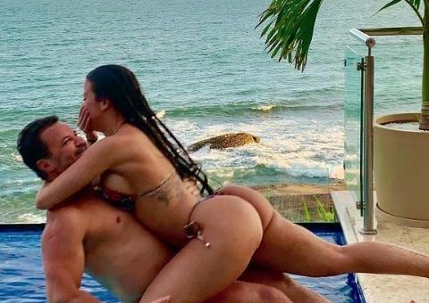  Eduardo Costa posta foto picante de noiva 'montada' de fio-dental