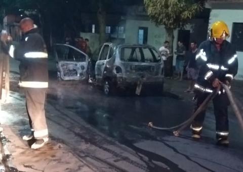 Em Manaus, carro pega fogo e deixa populares em pânico 