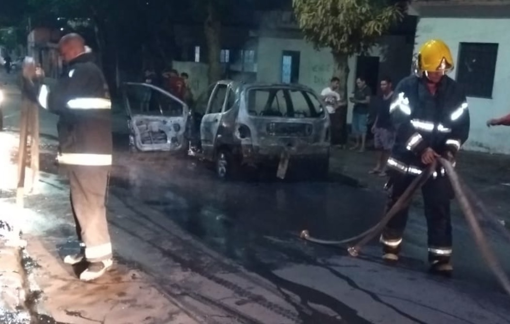 Em Manaus, carro pega fogo e deixa populares em pânico 