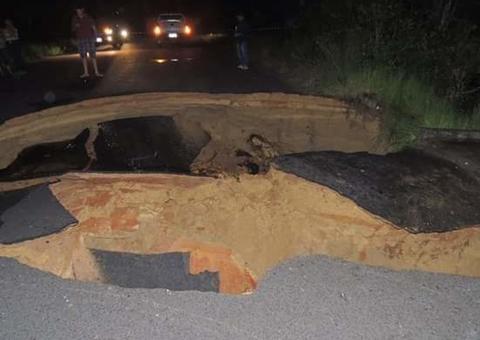 Cratera suga parte de estrada e deixa moradores isolados no Amazonas