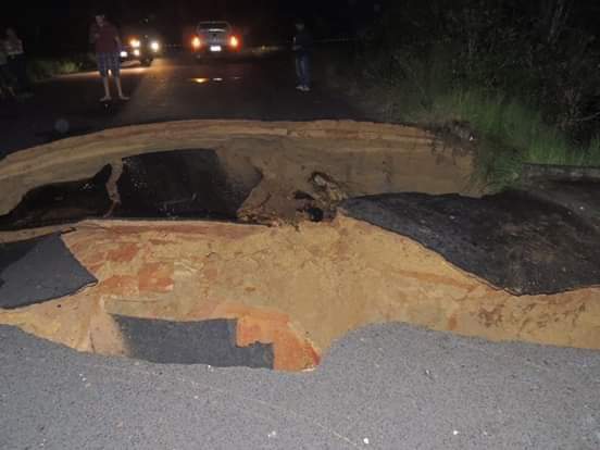Cratera suga parte de estrada e deixa moradores isolados no Amazonas