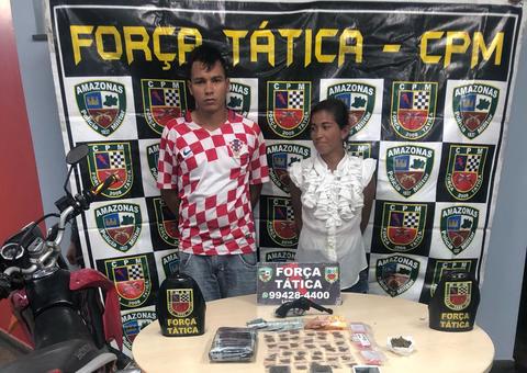 Mulher tenta pular muro, mas acaba presa com drogas e moto roubada em Manaus