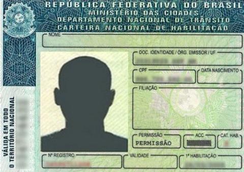 Bolsonaro sanciona lei que cassa por 5 anos CNH de motorista contrabandista