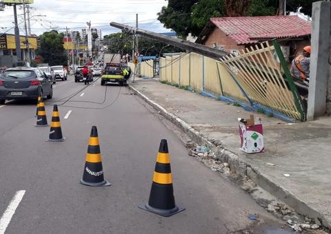 Serviços são interrompidos após carreta colidir com fiação elétrica da Prefeitura de Manaus