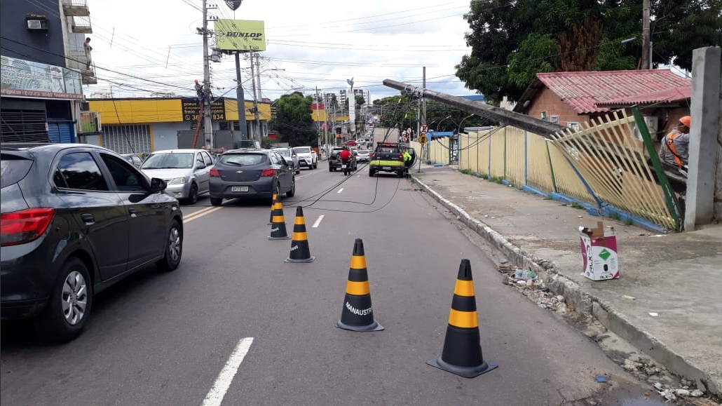 Serviços são interrompidos após carreta colidir com fiação elétrica da Prefeitura de Manaus