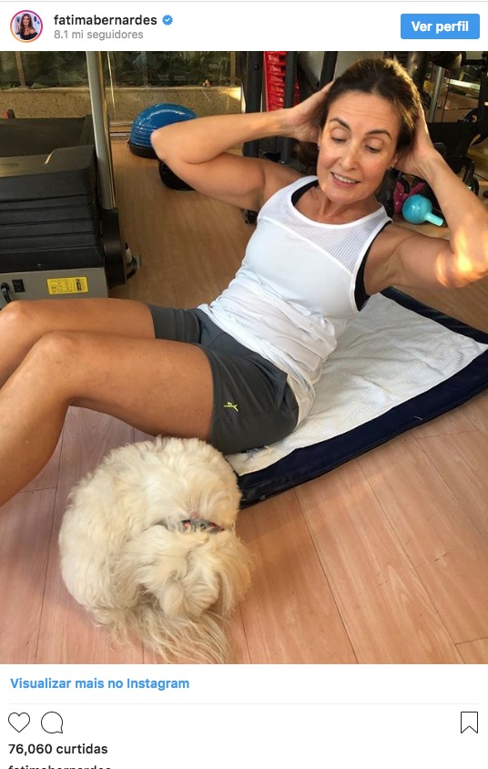 Sem maquiagem, Fátima Bernardes faz abdominais e ganha elogios