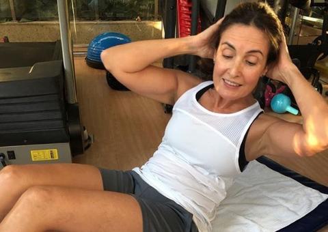Sem maquiagem, Fátima Bernardes faz abdominais e ganha elogios