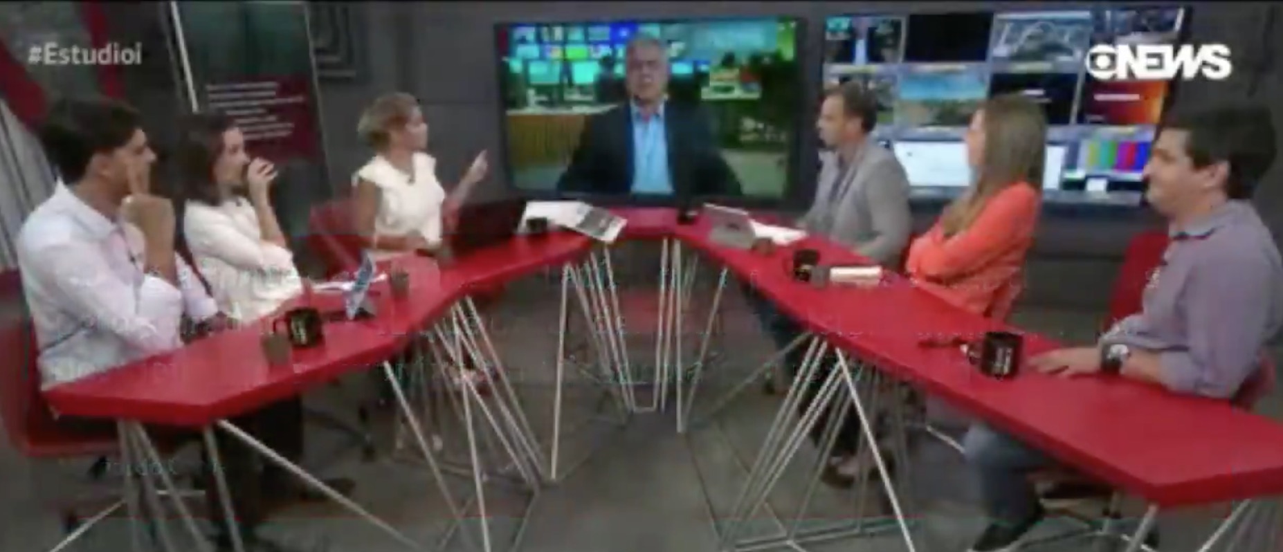 Comentarista cai no Gemidão do Zap ao vivo na GloboNews