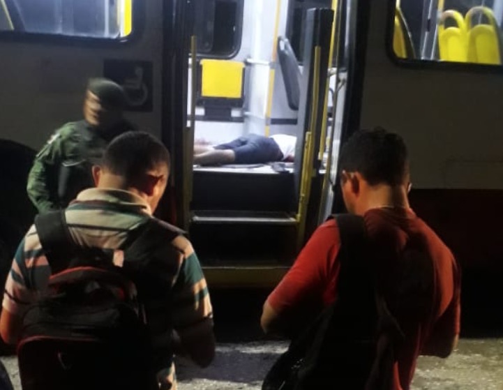 Homem morre durante tiroteio dentro de ônibus em Manaus