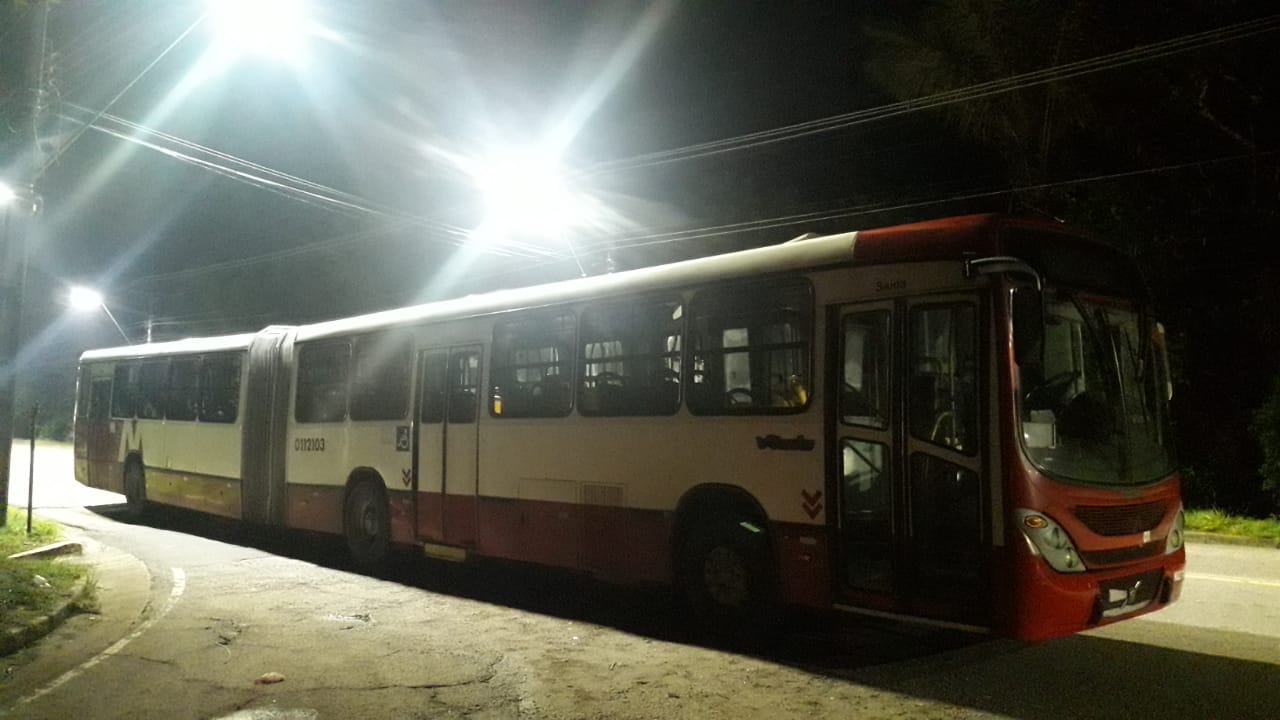 Em Manaus, grupos rivais tentam assaltar o mesmo ônibus e um acaba morto