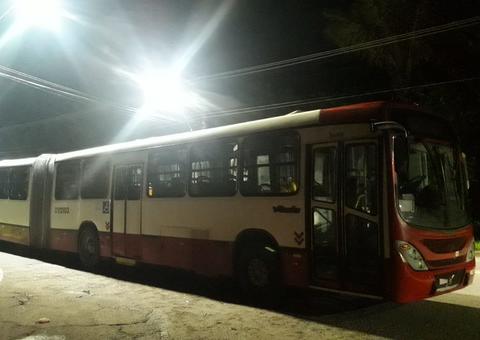 Em Manaus, grupos rivais tentam assaltar o mesmo ônibus e um acaba morto