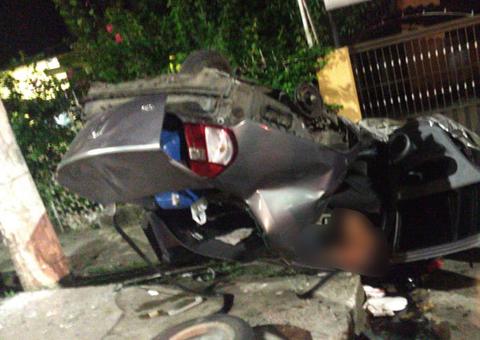 Casal fica ferido após carro capotar várias vezes em avenida de Manaus