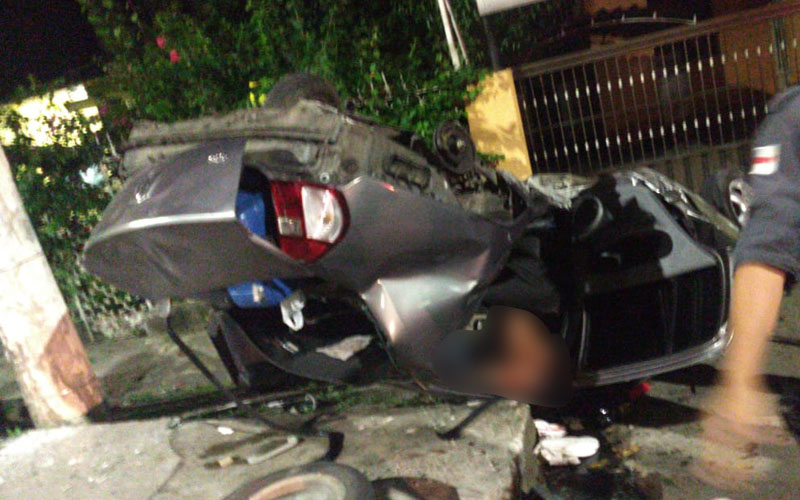 Casal fica ferido após carro capotar várias vezes em avenida de Manaus