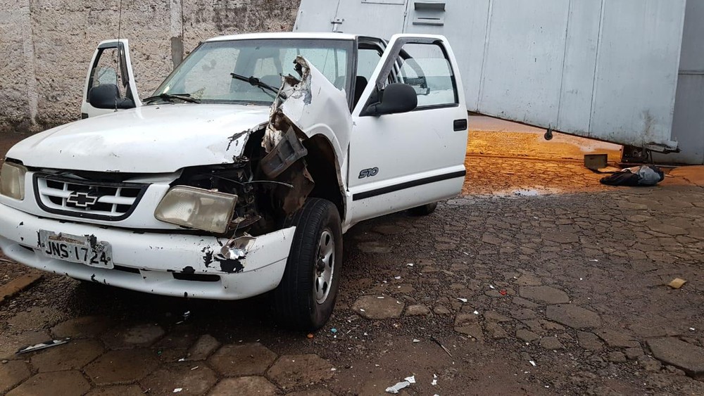 Criminosos arrombam portão de presídio e 17 presos fogem