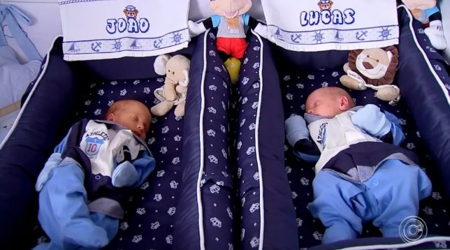 Gêmeos nascem em anos diferentes e surpreendem os pais
