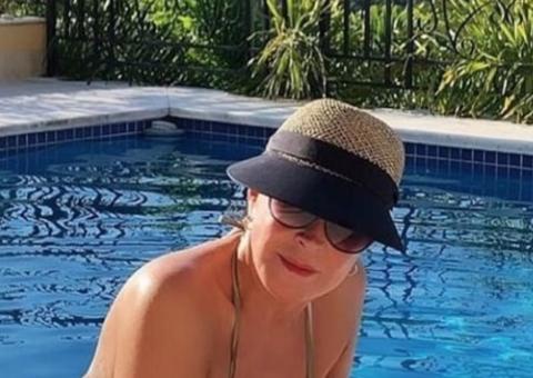 Aos 60, Zilu posa de bumbum empinado na piscina e arranca elogios: 'delícia'