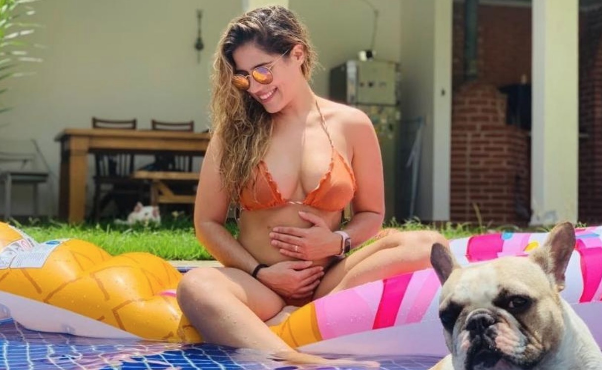 Com barriguinha à mostra, Camilla Camargo confirma que está grávida do 1º filho
