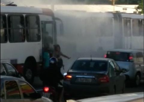 Incêndio em ônibus deixa passageiros em pânico e atrapalha trânsito em Manaus