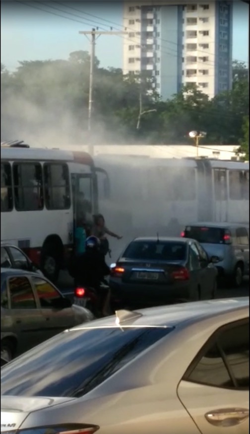 Incêndio em ônibus deixa passageiros em pânico e atrapalha trânsito em Manaus