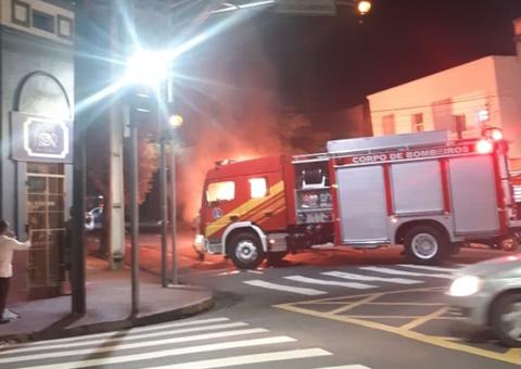 Carro fica destruído ao ser engolido por fogo em Manaus