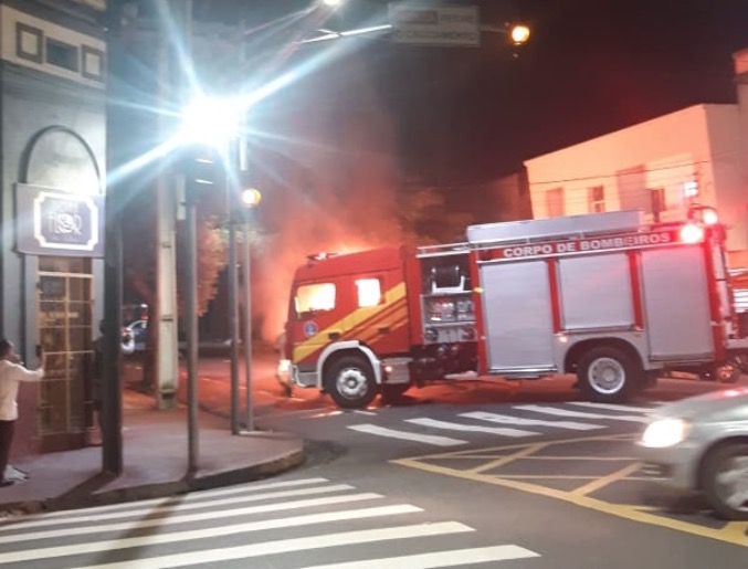 Carro fica destruído ao ser engolido por fogo em Manaus
