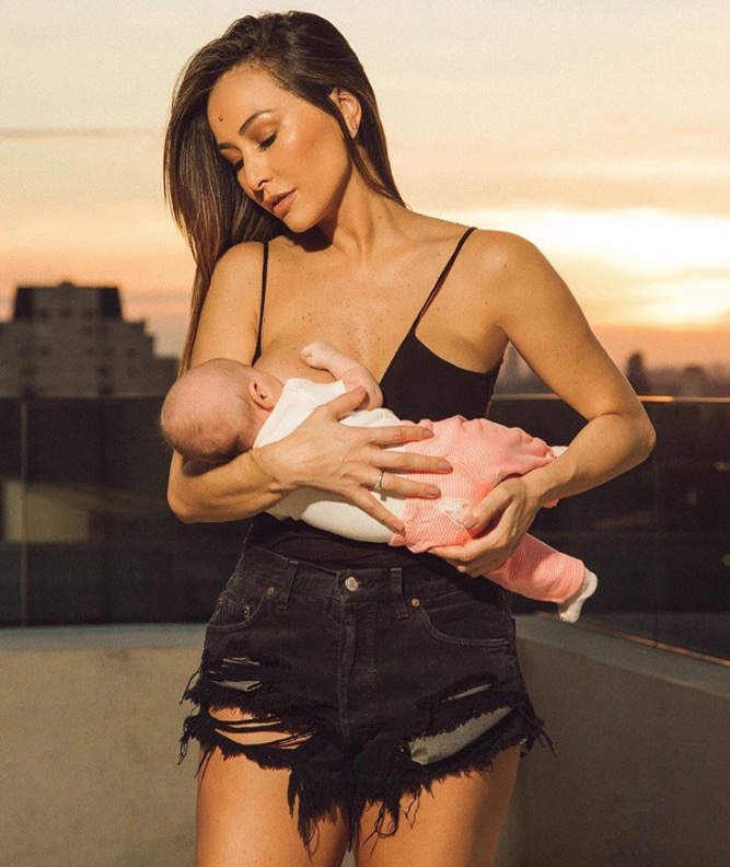 Sabrina Sato posa amamentando a filha e diz que vai armazenar leite para doação