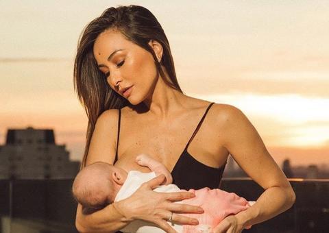 Sabrina Sato posa amamentando a filha e diz que vai armazenar leite para doação