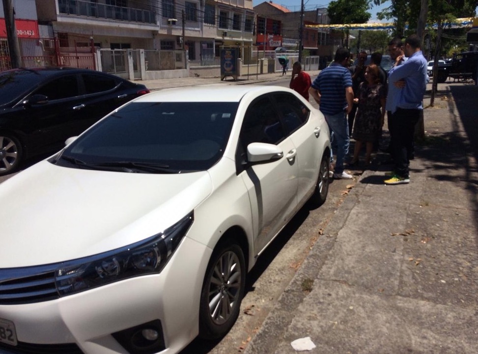 Carro de deputada é alvo de tiros e motorista é atingido no Rio de Janeiro
