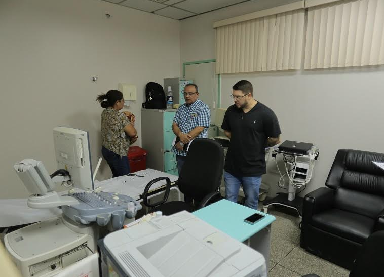 Vice-governador Carlos Almeida faz inspeção surpresa na Maternidade Ana Braga