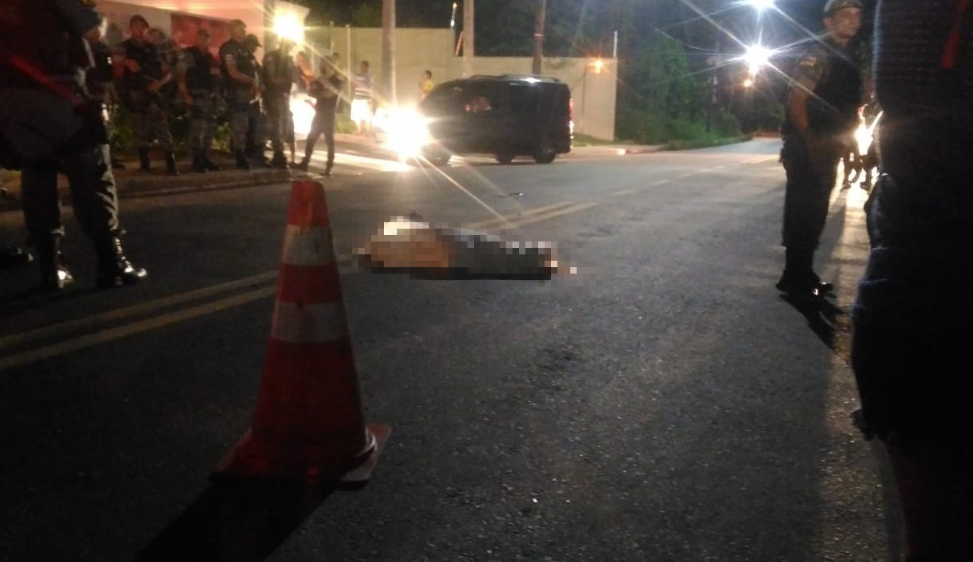 Criança morre ao ser atropelada por ônibus e populares se revoltam em Manaus