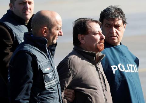 Battisti chega a Roma após quase 40 anos foragido da Justiça