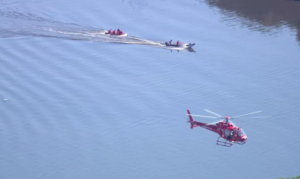 Helicóptero da PM cai na Baía de Guanabara com quatro tripulantes 