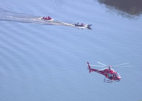 Helicóptero da PM cai na Baía de Guanabara com quatro tripulantes 
