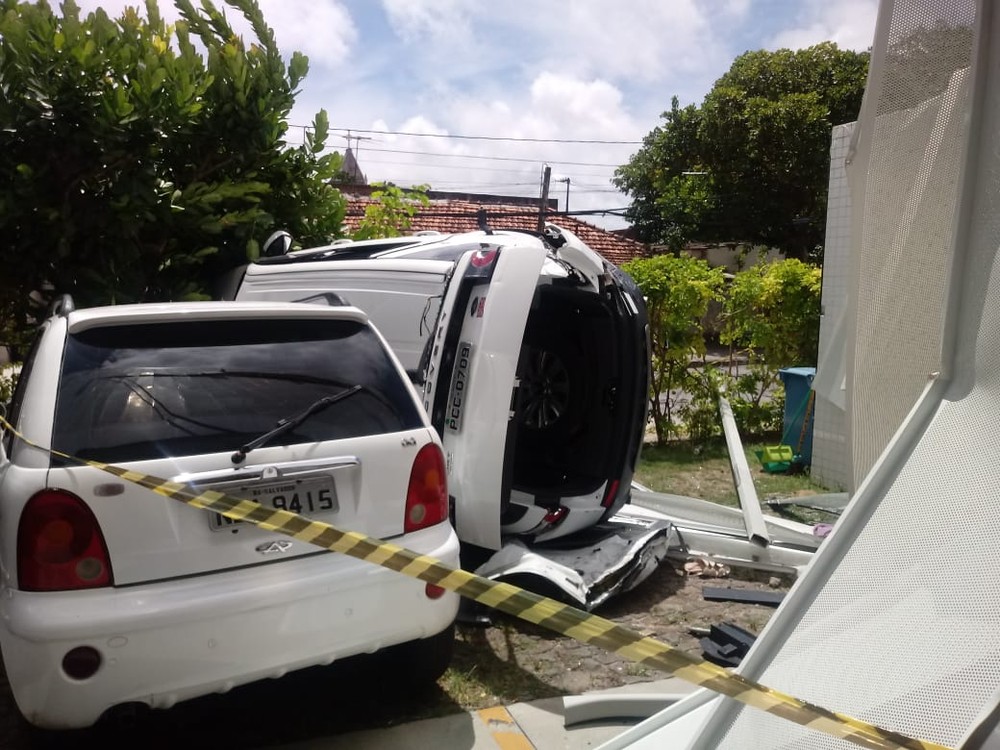Carro despenca de terceiro andar de edifício-garagem e motorista fica ferido