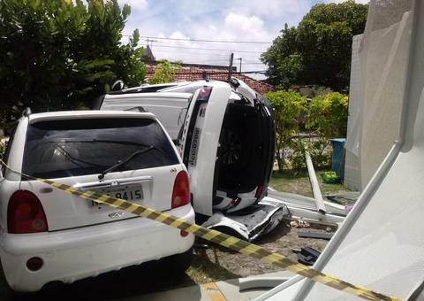Carro despenca de terceiro andar de edifício-garagem e motorista fica ferido