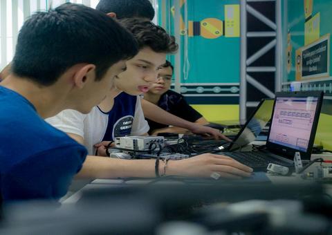 Crianças aprendem curso de modelagem 3D para criar animação de cinema