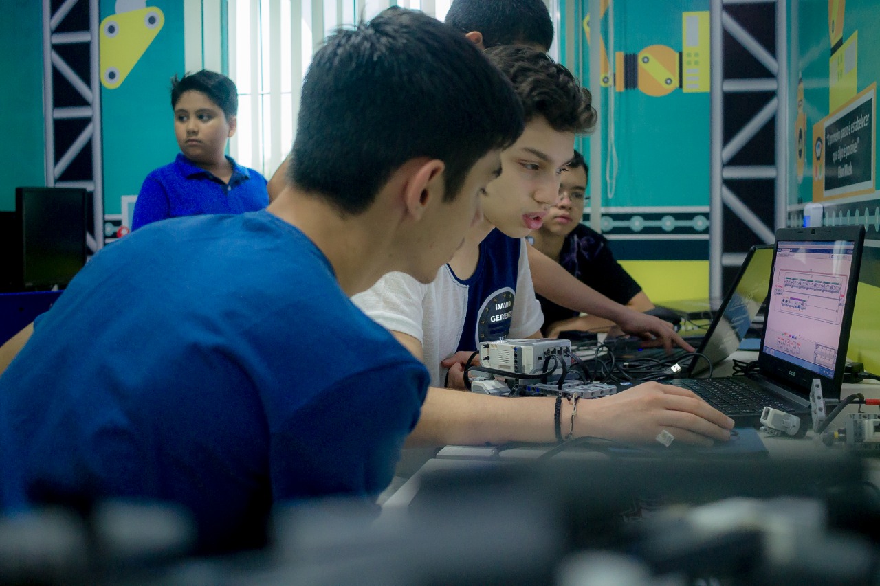 Crianças aprendem curso de modelagem 3D para criar animação de cinema