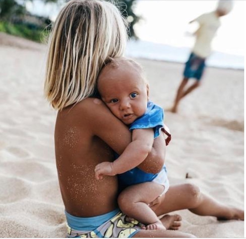 Isis Valverde publica foto de bebê que não é seu filho e é criticada nas redes sociais