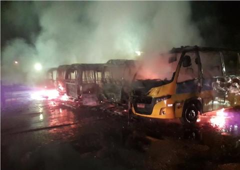 Polícia diz que curto-circuito causou incêndio em micro-ônibus