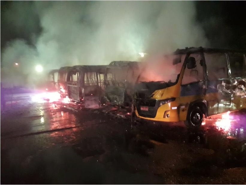 Polícia diz que curto-circuito causou incêndio em micro-ônibus