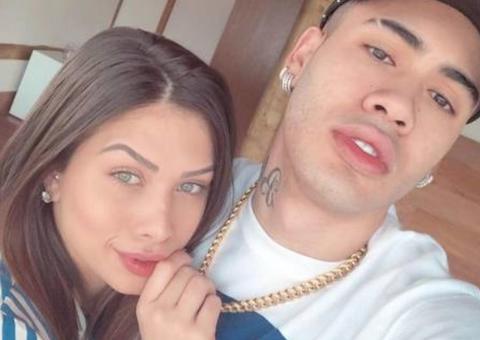 Kevinho e Flávia Pavanelli reatam namoro e fazem passeio de lancha em Florianópolis 