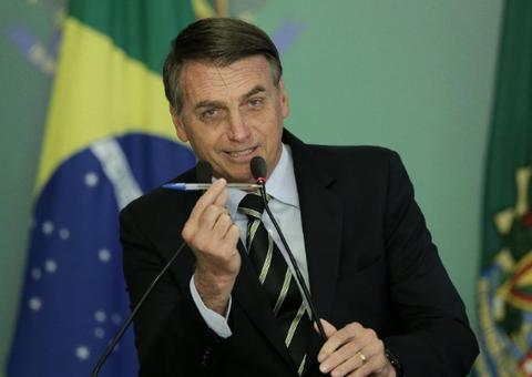 Bolsonaro assina decreto que flexibiliza a posse de armas