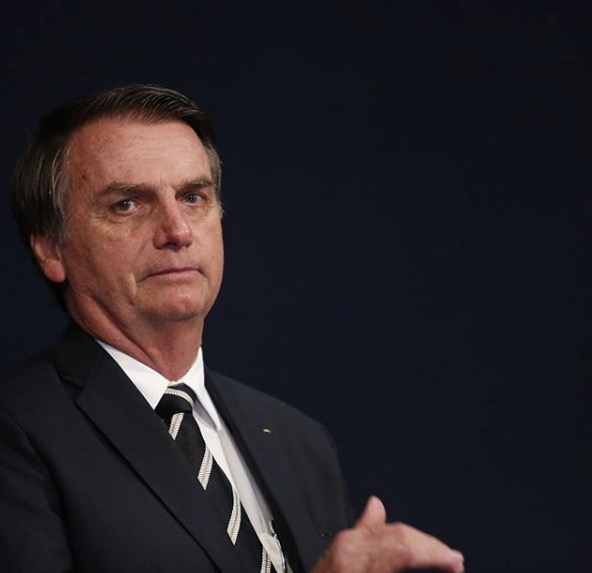 Bolsonaro assina decreto que flexibiliza a posse de armas