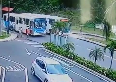 Câmera registra momento que ônibus atropela e mata criança em Manaus; Veja