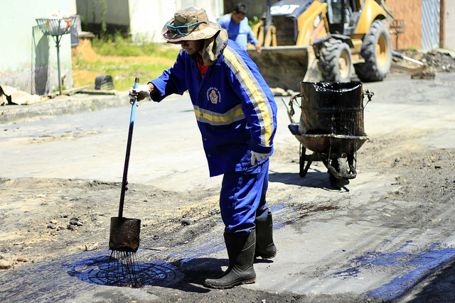 Em Manaus, conjunto recebe mutirão de tapa-buracos e recapeamento 