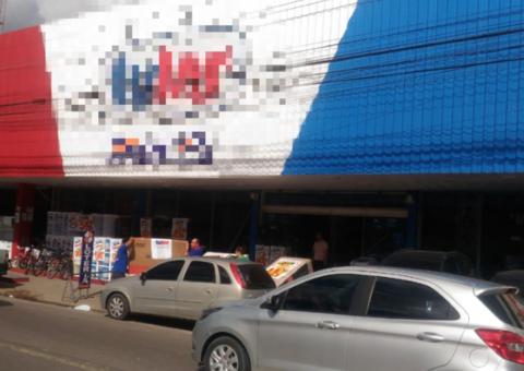 Assaltantes rendem funcionários e roubam 27 celulares de loja em Manaus