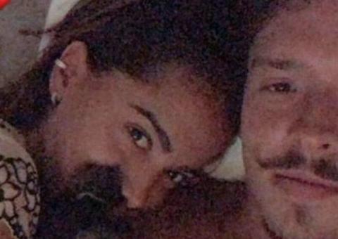 Anitta posa na cama com o novo namorado Ronan Carvalho 